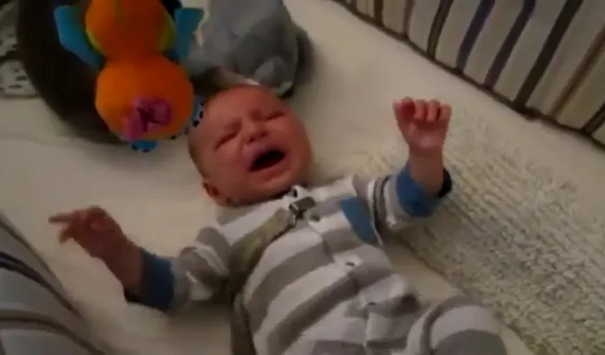 Metodă inedită pentru a calma un bebeluş plângăcios VIDEO