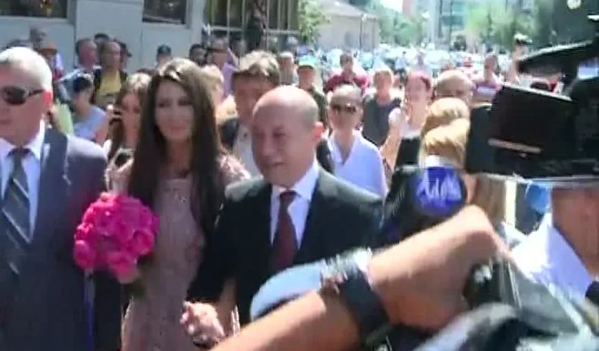 Traian Băsescu, huiduit de protestatari, la cununia fiicei sale VIDEO