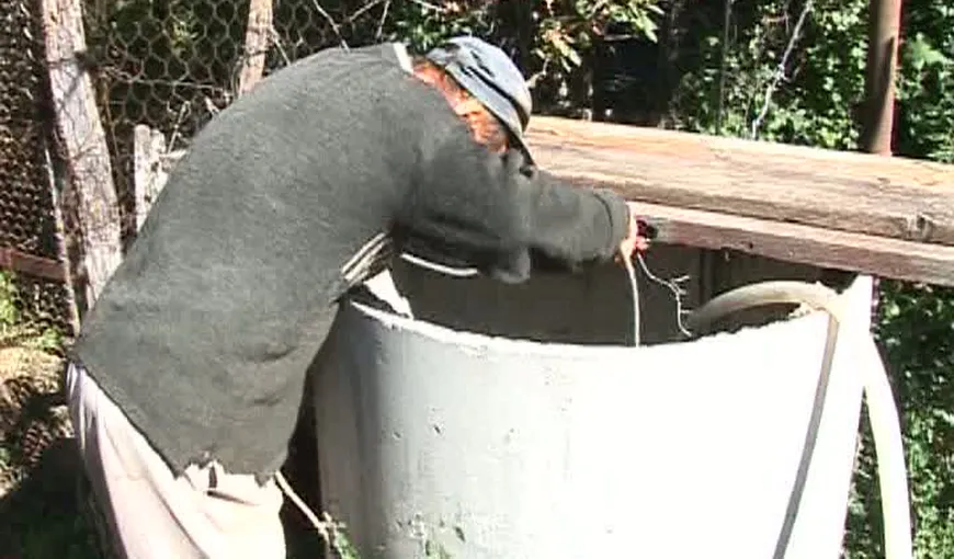 O familie din Buzău scoate apă cu petrol din fântâna din gospodărie VIDEO