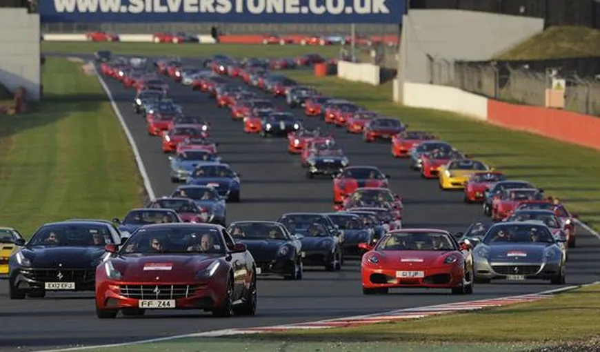 Paradă RECORD. Aproape 1.000 de maşini Ferrari, pe circuitul de la Silverstone VIDEO