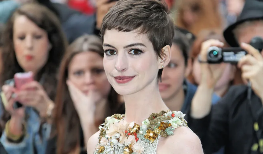 Valentino: Eu am creat rochia de mireasă pentru Anne Hathaway