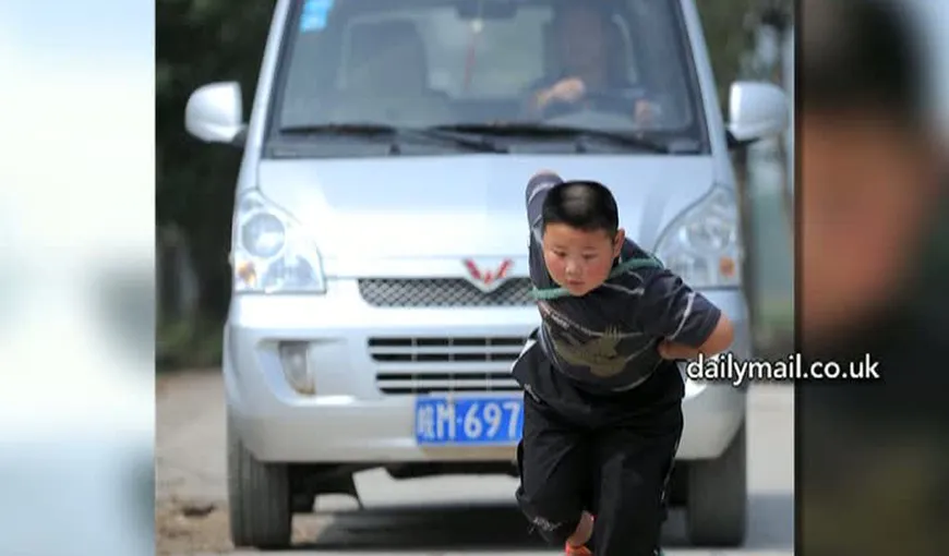 Hercule are urmaşi: Un copil de 7 ani trage după el o maşină de vreo 2 tone VIDEO