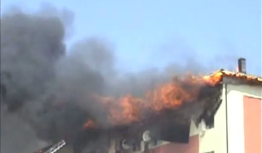Incendiu puternic în Drobeta-Turnu Severin: Acoperişul unui bloc a luat foc VIDEO