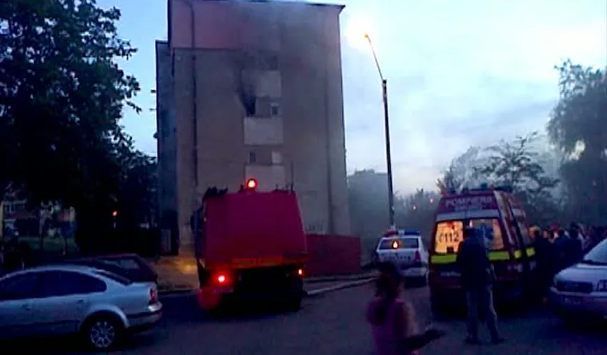 Incendiu puternic într-un bloc din Hunedoara. Cinci persoane au ajuns la spital VIDEO