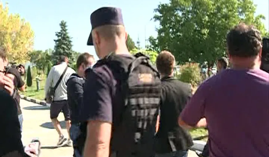 Incidente la Oltchim. Protestatarii, FUGĂRIŢI de jandarmi în curtea combinatului VIDEO