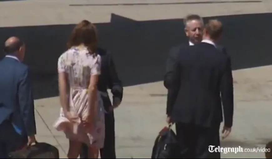 Kate Middleton, cât pe ce să-şi arate şi chiloţii, după scandalul topless VIDEO