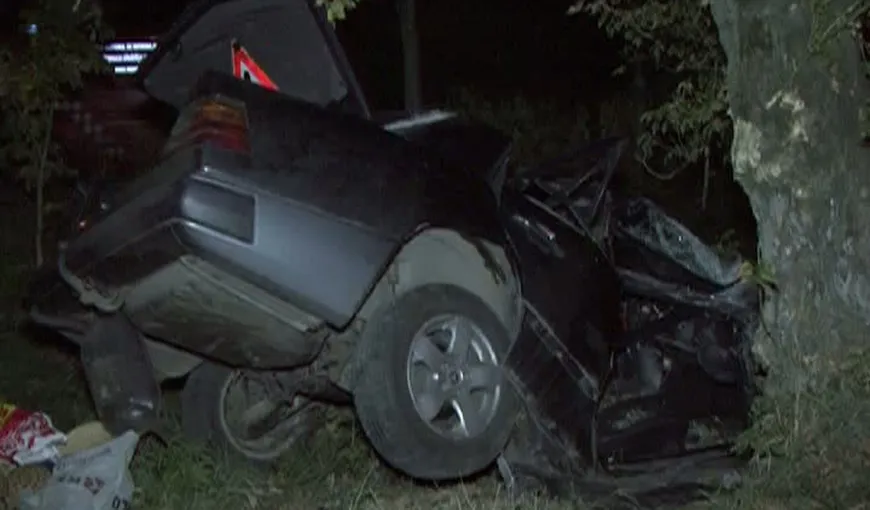 Grav accident în Vâlcea: Doi tineri au murit după ce au intrat cu maşina într-un copac