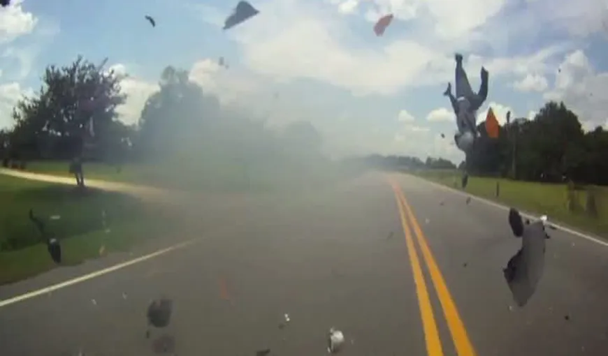 A scăpat miraculos: Motociclist aruncat zeci de metri în aer după ce s-a izbit de o maşină VIDEO