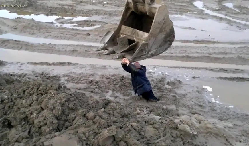 Salvare INEDITĂ. Un bărbat a fost scos din noroi cu… excavatorul VIDEO