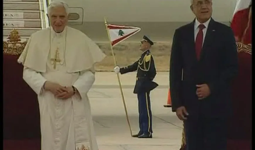 Papa vizitează Libanul, pe fondul luptelor din Siria vecină şi al manifestărilor antiamericane