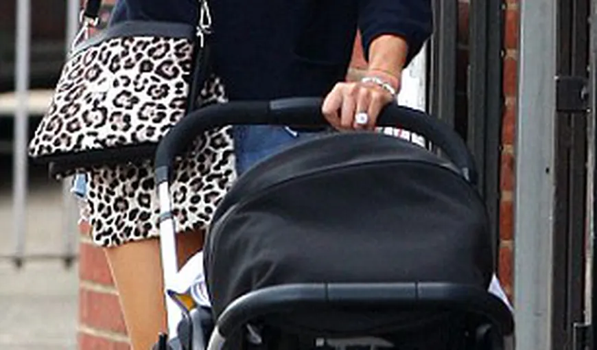 Mamă distrată: Peaches Geldof a scăpat bebeluşul din cărucior, dar nu şi telefonul din mână