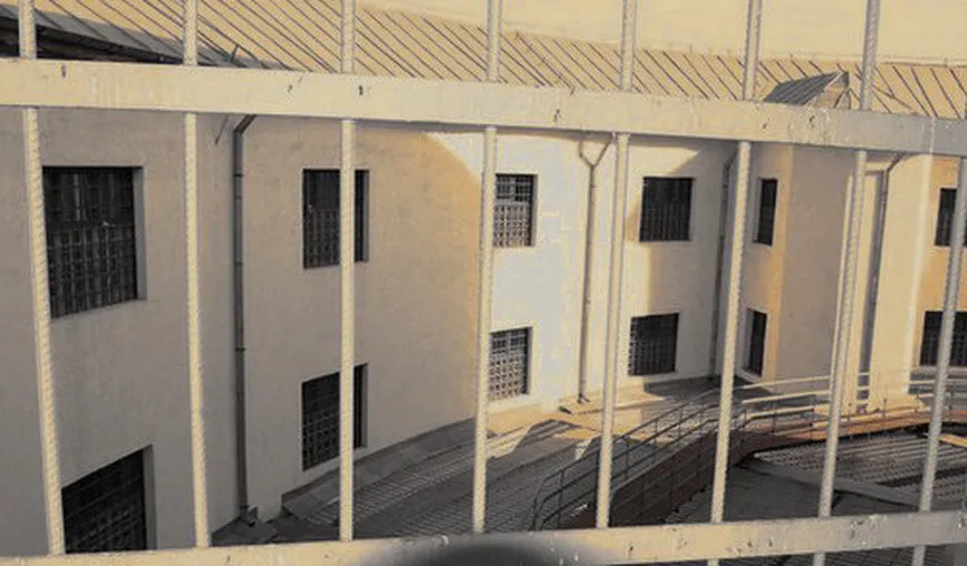Protest pe o clădire a Penitenciarului Craiova. Un deţinut, supărat că este cercetat disciplinar