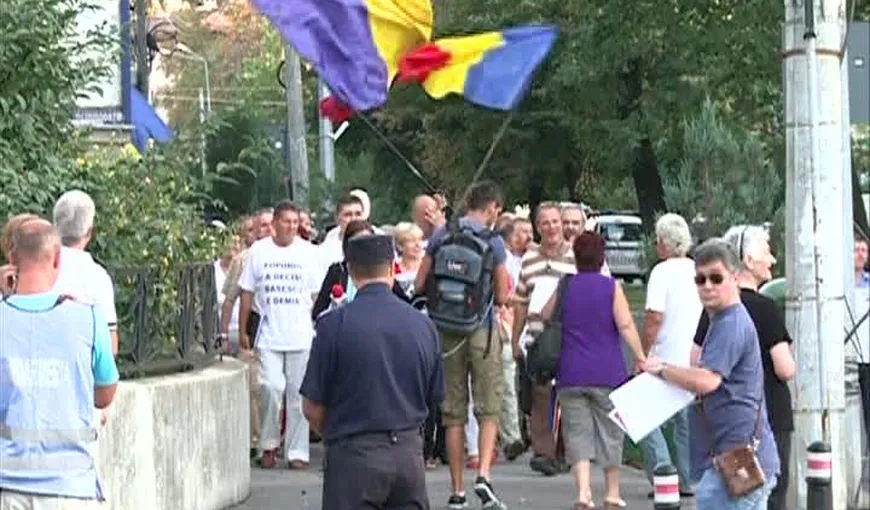 Protest anti-Băsescu, ziua a şasea. Câteva zeci de persoane au scandat din nou la Cotroceni VIDEO