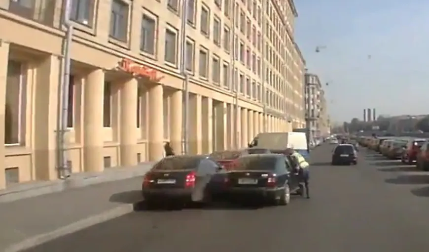 Imagini incredibile pe străzile Rusiei. Un poliţist a fost târât cu maşina zeci de metri VIDEO