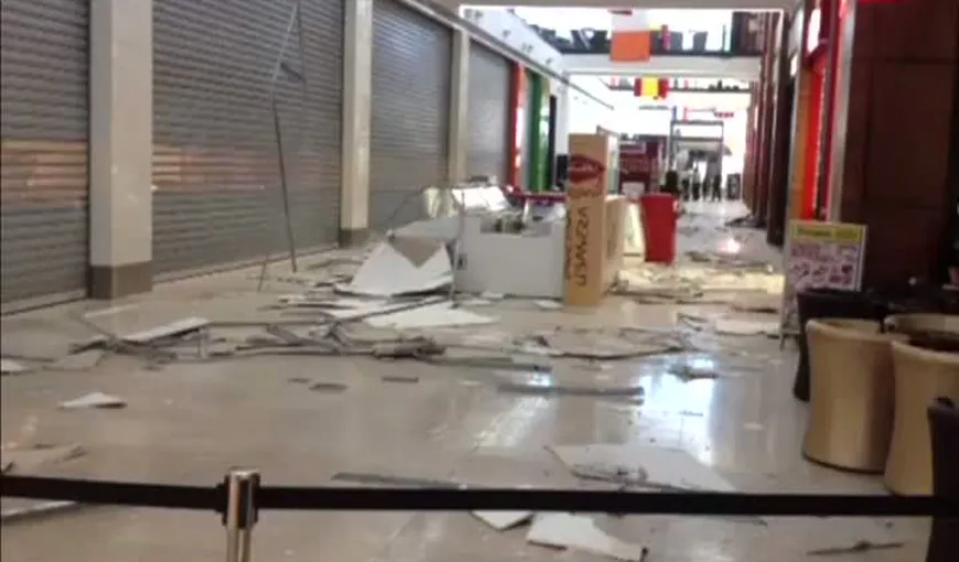 Panică printre clienţi: Tavanul unui MALL din Arad s-a prăbuşit VIDEO