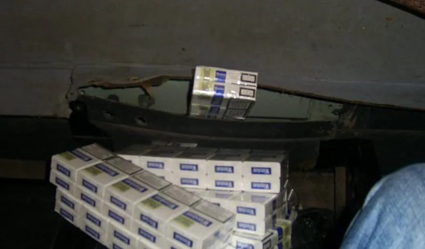 Zece mii de pachete cu ţigări, găsite într-o maşină parcată pe o stradă din Suceava