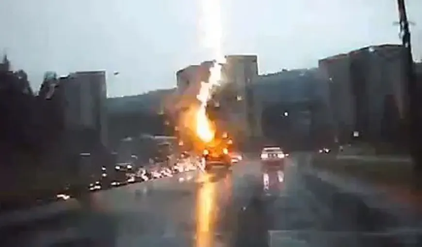 Au văzut moartea cu ochii: O maşină a fost lovită de fulger în trafic şi a luat foc VIDEO