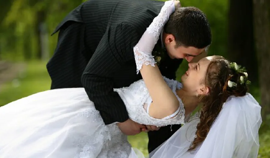 Criza economică taie cheful de căsătorie: Românii fac din ce în ce mai puţine nunţi
