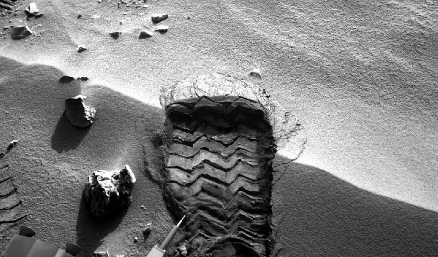Urma lăsată de roverul Curiosity pe Marte, comparată cu cea lăsată de primul om pe Lună FOTO