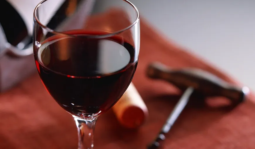 Beneficiile vinului roşu: Previne cancerul, scade nivelul colesterolului şi împiedică îngrăşarea