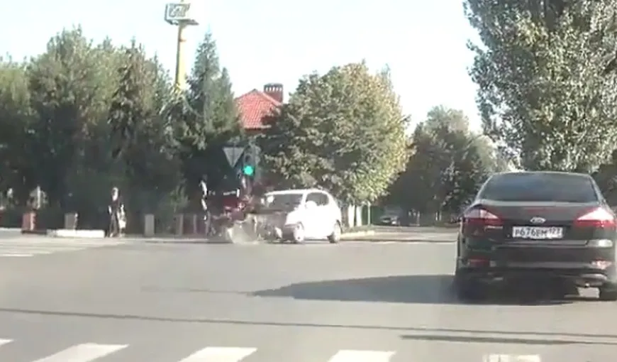 Accident groaznic: Motociclist aruncat zeci de metri în aer, după ce a intrat într-o maşină VIDEO
