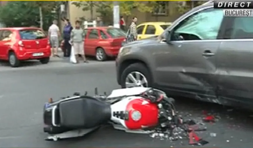Încă un accident în Capitală: O maşină a lovit o motocicletă. O persoană a fost rănită grav VIDEO