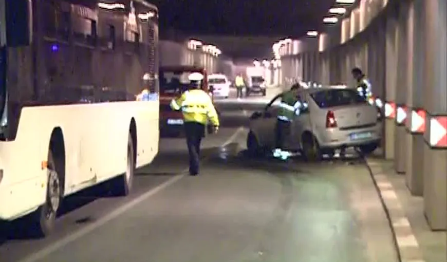 Accident grav în Pasajul Unirii: Maşină proiectată în stâlp după ce a lovit un autobuz VIDEO