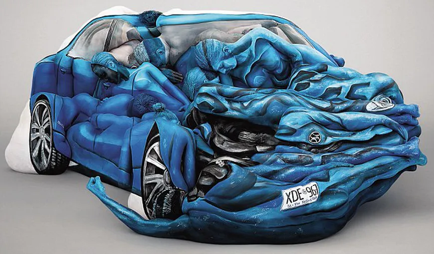 Zici că este reală: Maşina creată din trupuri umane pictate FOTO