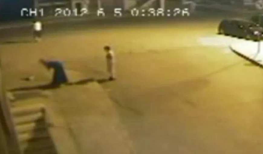 INCREDIBIL: O femeie NAŞTE spontan pe stradă şi îşi abandonează copilul pe trotuar VIDEO