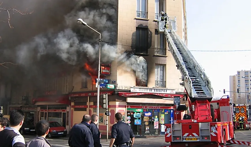 O femeie a murit înghiţită de flăcări într-un hotel din Franţa, locuit de imigranţi şi săraci