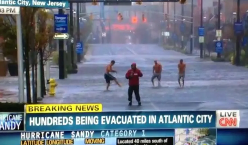 Faţa amuzantă a uraganului Sandy: Trei trăsniţi dansează în ploaie în direct la CNN VIDEO