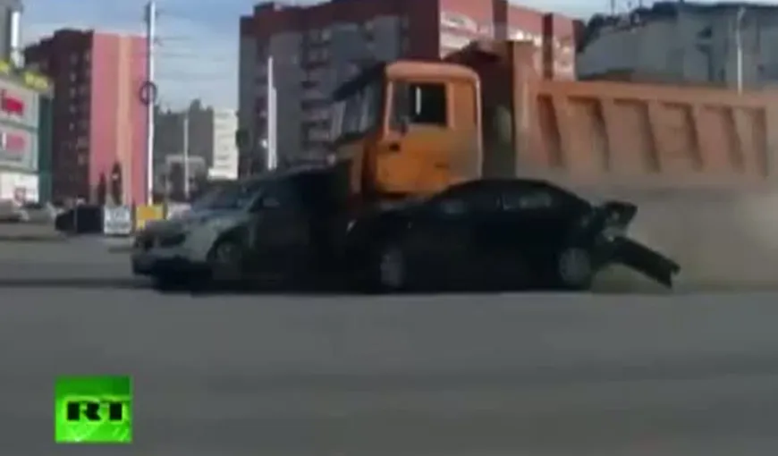 Accident spectaculos: O basculantă a lovit 12 maşini deodată VIDEO