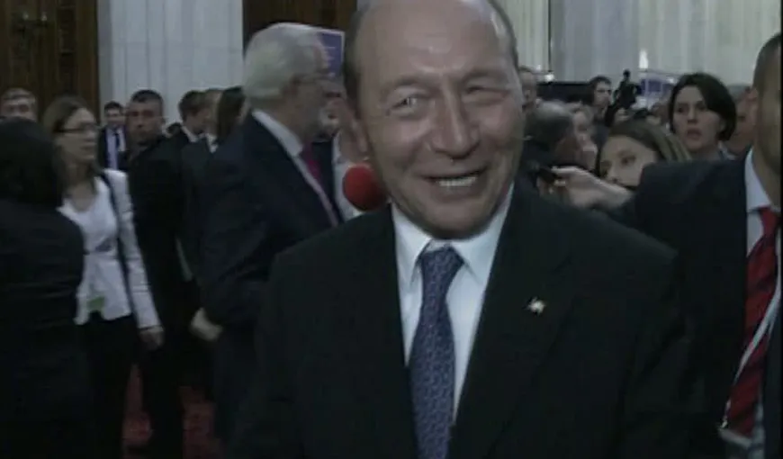 Băsescu, asaltat de jurnalişti, a luat-o la fugă pe holurile Palatului Parlamentului VIDEO