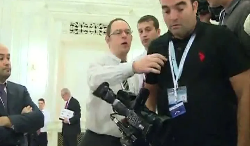 Violenţă la Congresul PPE. Un jurnalist a fost BRUSCAT de un agent de pază VIDEO