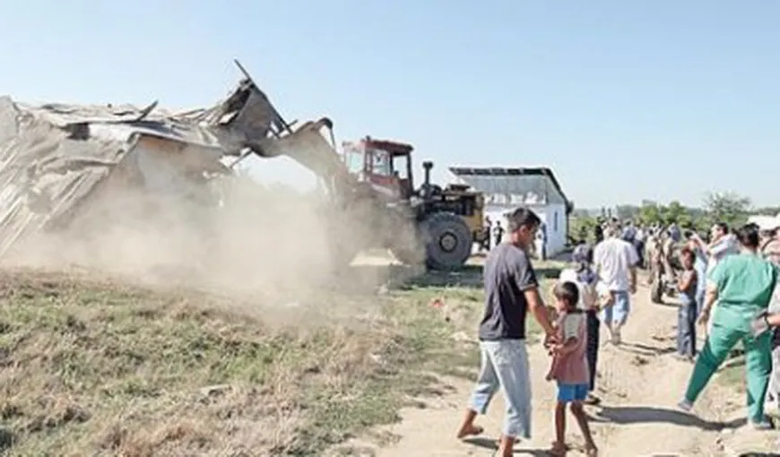 Tabără ilegală de romi, distrusă cu buldozerul la Craiova