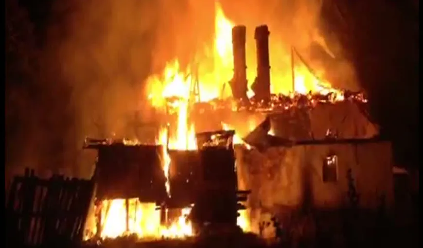 Incendiu puternic în Argeş: O casă a ars din temelii VIDEO