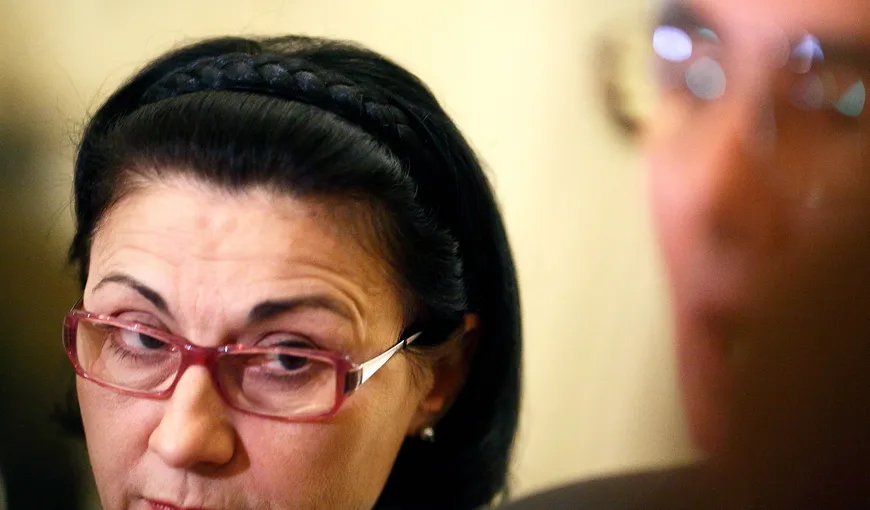 Andronescu, acostată de Spânu pe holul Parlamentului. CEARTA din culisele moţiunii