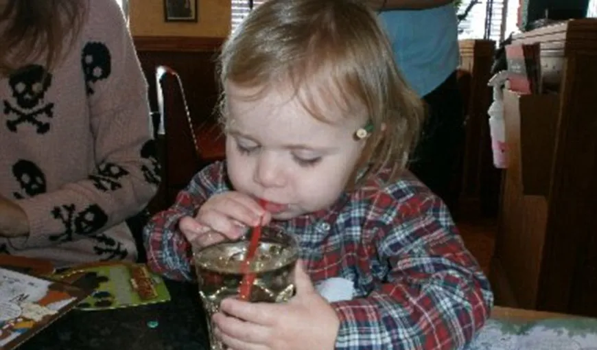REVOLTĂTOR: Un copil de doi ani a băut jumătate de pahar de whisky din greşeala ospătarilor