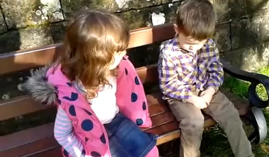 DEMENŢIAL. O fetiţă de patru ani îşi muştruluieşte frăţiorul ca un om mare VIDEO