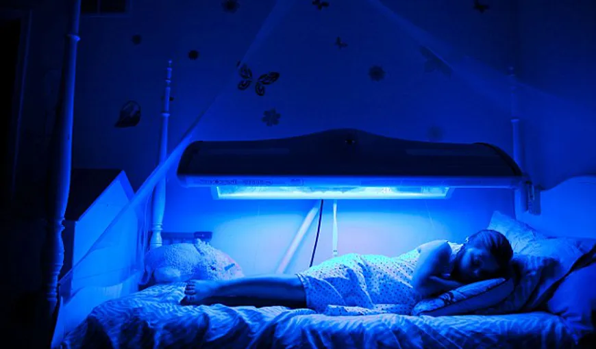 DRAMA unei fetiţe care trebuie să stea 12 ore pe zi sub o lampă UV, din cauza unei boli rare