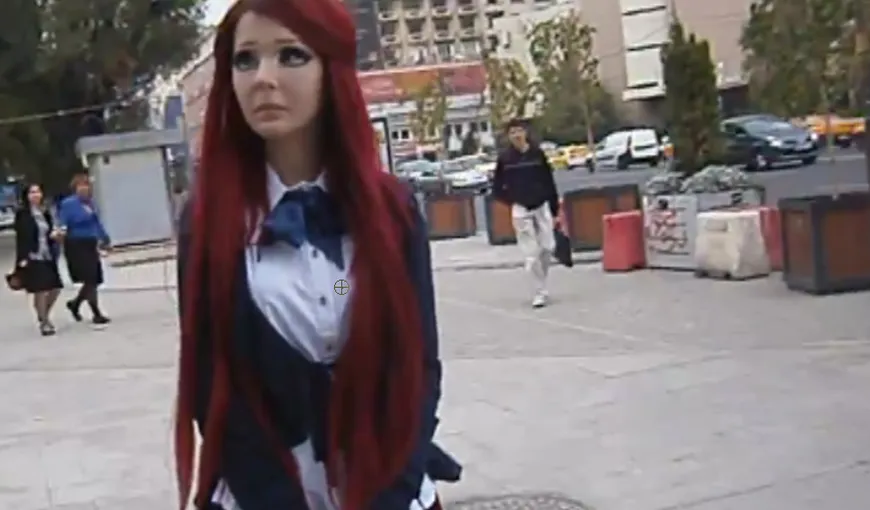 „Barbie”, la plimbare prin Bucureşti: Trecătorii s-au uitat ŞOCAŢI, alţii s-au amuzat VIDEO