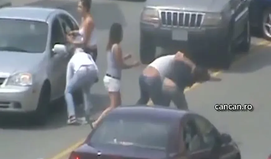 Bătaie în trafic: Cinci femei s-au păruit ca mahalageoaicele pe o şosea aglomerată VIDEO