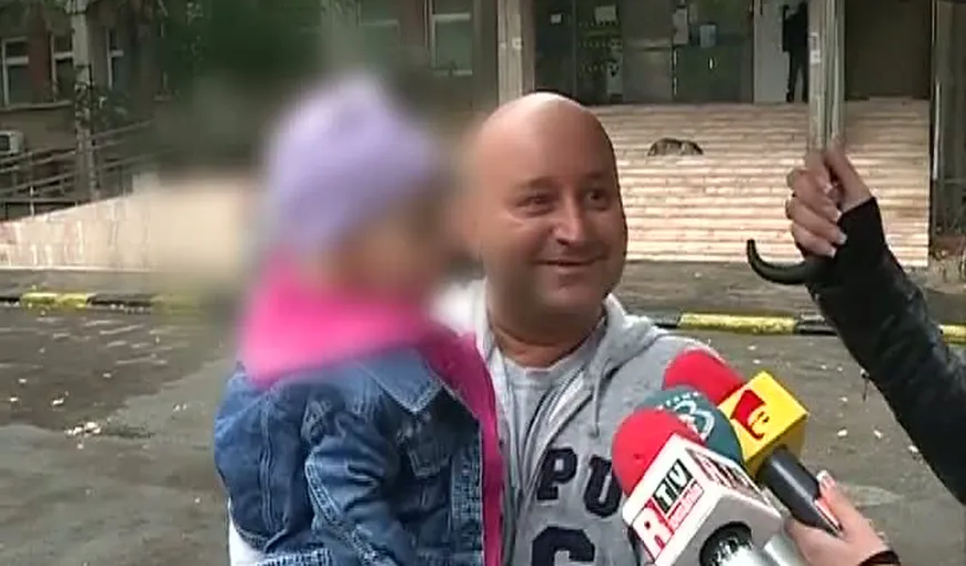 Fetiţa aruncată din taxi de către mama ei a fost externată. Tatăl ei o duce la Timişoara VIDEO