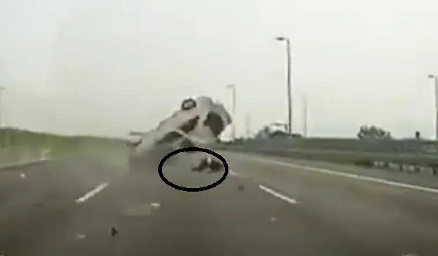 Accident GRAV în China. Un om a fost ARUNCAT din maşină VIDEO