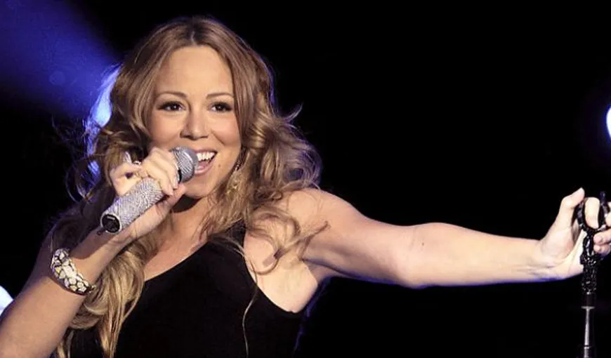 Mariah Carey, cu sfârcul la vedere pe scenă FOTO