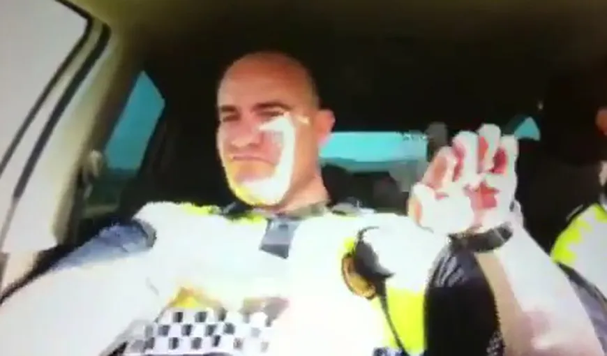 Dansul poliţiştilor: S-au dat în spectacol în maşina de serviciu, iar distracţia i-a costat VIDEO