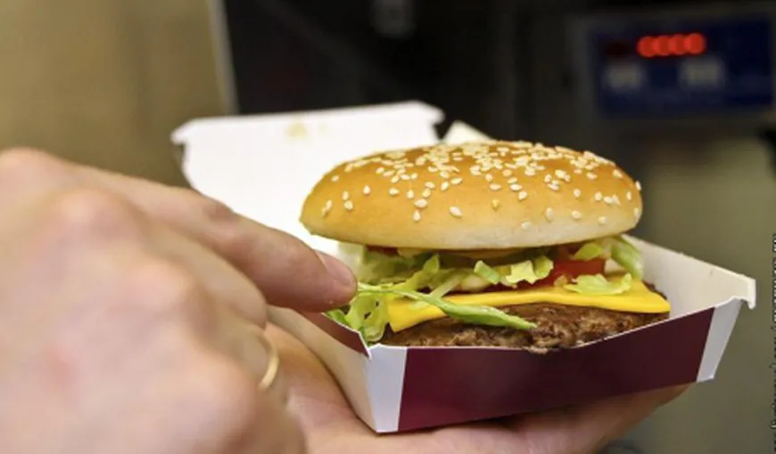 Cum sunt preparaţi hamburgerii de la McDonald’s FOTO