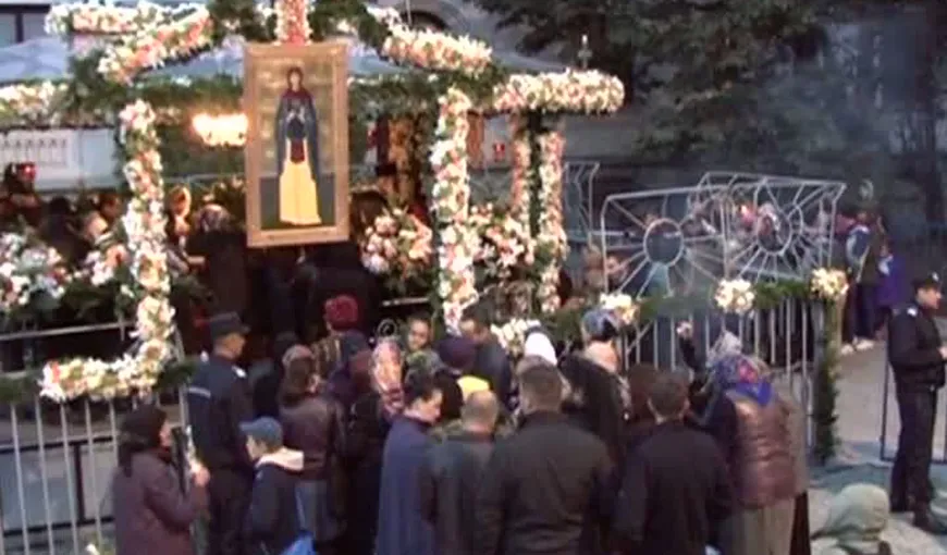Pelerinii au înfruntat frigul, ploaia şi aglomeraţia pentru procesiunea la Sfinta Parascheva VIDEO