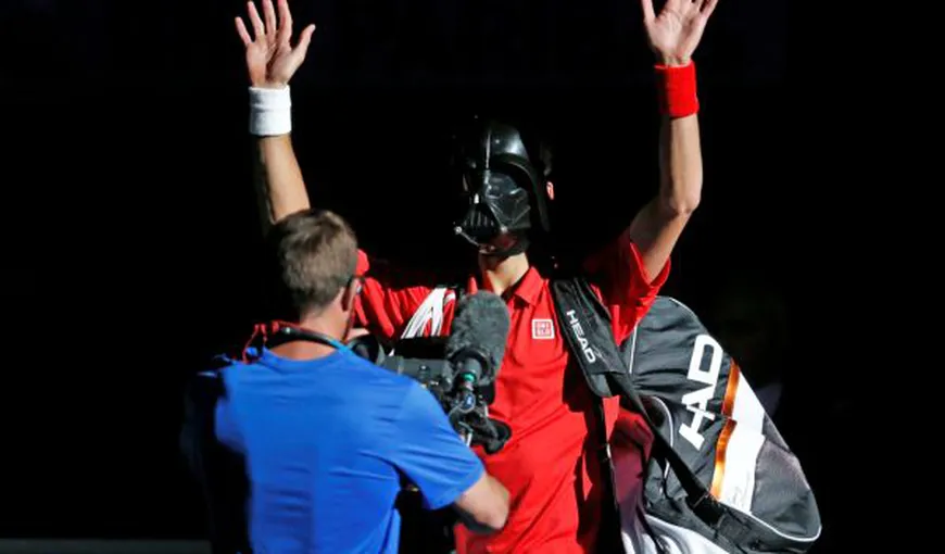 Cum celebrează Novak Djokovic Halloween-ul. A intrat pe teren costumat în Darth Vader VIDEO