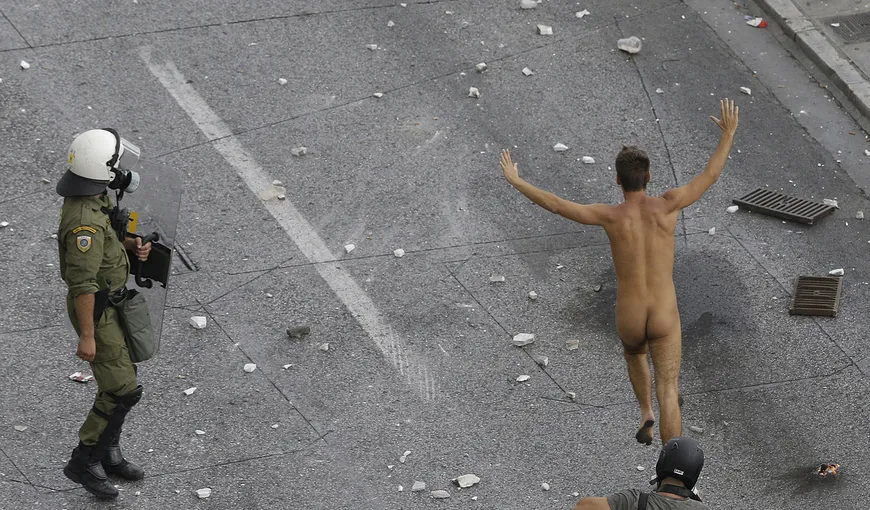 A ALERGAT GOL în mijlocul confruntărilor violente dintre poliţie şi demonstranţi în Atena VIDEO